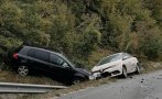 Две коли се удариха челно на пътя Габрово-Севлиево, водачите са в болница