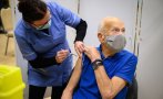 Франция прави третата доза задължителна за хората над 65 години