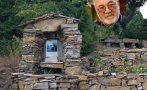ВЯРА: 78-годишен свещеник гради каменни параклиси по Божията пътека