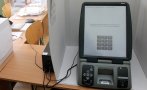 КУРИОЗ: Жена изяде разписката от машината, след като гласува в София