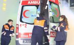 Двама души загинаха и девет бяха ранени при падане на покрив заради ураганен вятър в Истанбул