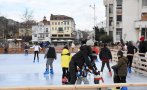 Пускат деца от домове без пари на голямата ледена пързалка в Пловдив
