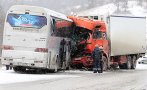 Челен сблъсък между автобус и ТИР, има ранени
