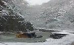 Багер пропадна на пътя край Дяволското гърло Багер пропадна на пътя край Дяволското гърло
