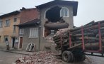 ОТ ПОСЛЕДНИТЕ МИНУТИ: Ремарке с дърва се разби в къща в Белица