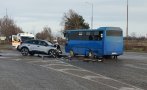 Трима пострадаха при катастрофа между автобус на градския транспорт и кола в Русе