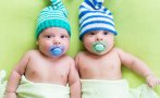 Близнаци се родиха в различни години