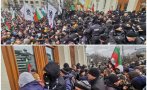 ПЪРВО В ПИК TV! Протестиращите опитват отново да нахлуят в парламента - нови сблъсъци с полицията (СНИМКИ/ОБНОВЕНА)
