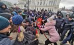 ИЗВЪНРЕДНО В ПИК: Протестиращите пробиха загражденията зад парламента (СНИМКИ)