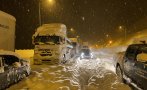 Снегът над Истанбул отмени полети и причини катастрофи