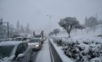 СНЕЖЕН АД В ИСТАНБУЛ: Бяла стихия блокира турския мегаполис, хаосът по пътищата е невиждан (ВИДЕО)