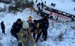 ТРАГЕДИЯ: Автобус падна в 30-метрова пропаст в Истанбул, трима загинаха (ВИДЕО)