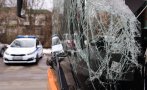 НА КОСЪМ: Автобус с работници се сблъска с тир край Симеоновград, увисна над дере (СНИМКА)