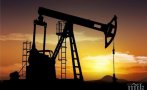 Петролът поевтиня заради очакваното вдигане на лихвите в САЩ и отражението върху търсенето