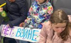 Деца арестувани в Москва, носели плакати „Не на войната“ пред украинското посолство (ВИДЕО/СНИМКИ)
