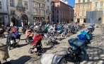 Празни бебешки колички в центъра на Лвов - по една за всяко загинало във войната дете