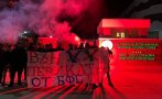 СТАВА СТРАШНО: Фенове на ЦСКА запалиха димки пред БФС, София осъмна с плакати срещу Боби Михайлов (СНИМКА)