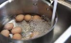 Ето какъв трик да използвате, за да не ви се напукат великденските яйца при варене
