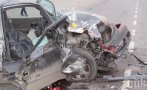 85-годишен дядо блъсна колата си в камион в Плевенско, на място загина възрастна жена