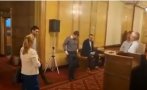 ИЗЛАГАЦИЯ В ПАРЛАМЕНТА: Депутатите на Киро и Асен правят физарядка в кулоарите (ВИДЕО)