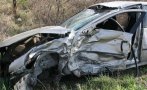 КРЪВ НА ПЪТЯ: Мъж загина при зверска катастрофа между кола и автобус край Пазарджик