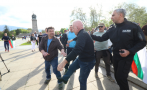 Поредни сблъсъци край Паметника на съветската армия в София (ВИДЕО)