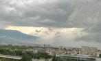 СТИХИЯ: Мощна буря връхлетя София! Силен дъжд се изсипа над столицата (ВИДЕО)