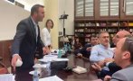 ЩУР СКАНДАЛ В МАКЕДОНСКИЯ ПАРЛАМЕНТ! Председателят на Комисия по европейските въпроси на РСМ замеря депутатите с предмети (ВИДЕО)
