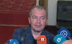 ШОУ В ПАРЛАМЕНТА: Тошко Йорданов се изгаври с ПП с тениска 
