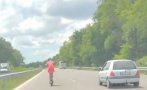 БЕЗУМИЕ! Жена хвърчи с тротинетка по автомагистрала 