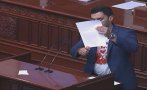 EСКАЛАЦИЯ: Депутат с тениска на Гоце изгори френското предложение в парламента на Северна Македония (ВИДЕО)