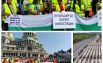 НАПРЕЖЕНИЕТО РАСТЕ: Пътните строители завардиха страничния вход на парламента - искат да си получат изработените 720 милиона (СНИМКИ)