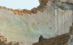 Опасна сграда в центъра на Варна застрашава минувачите