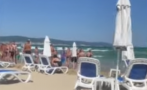 ГРОЗНИ СЦЕНИ: Спасители биха полски туристи на плажа в Слънчев бряг (ВИДЕО)
