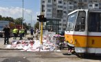 Трамвай блъсна камион до метростанция в София (СНИМКИ)