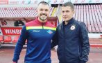 Божинов утешава Саша Илич след загубата от Лудогорец