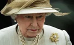 Кортежът с тленните останки на кралицата тръгва към Единбург