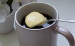 Все повече хора започват да пият кафето си с бучка масло, ето защо