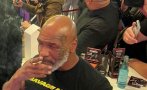 Българи се снимат с Майк Тайсън на тютюнево изложение в Дортмунд (СНИМКИ)
