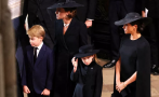 Принц Джордж и принцеса Шарлот вървяха зад ковчега на кралицата