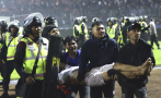 ТРАГЕДИЯ: Над 120 жертви и стотици ранени при безредици след футболен мач в Индонезия