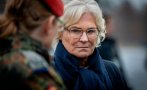 Германската министърка на отбраната на изненадващо посещение в Украйна