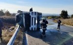 ТИР се обърна и ограничи движението по пътя Варна-Русе