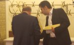 САМО В ПИК! Уловиха Кирил Петков и Радомир Чолаков да си шушнат в коридорите на парламента (СНИМКИ)
