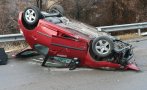 ОТ ПОСЛЕДНИТЕ МИНУТИ: Кола се преобърна по таван след тежка катастрофа с джип край Владая