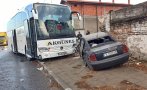 автобус кола катастрофираха блъснаха къща симеоновград снимки