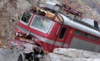 ОТ ПОСЛЕДНИТЕ МИНУТИ: Влак се блъсна в паднала скала, машинист пострада тежко