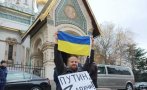 Протестиращи освиркаха Антоний и Митрофанова пред руската църква в София, митрополитът им показа с пръст, че са ненормални (СНИМКИ)