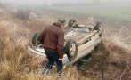 ЗА ПРИМЕР: Двама мъже извадиха катастрофирал шофьор от обърната кола, спасиха живота му