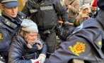 Арестуваха Грета Тунберг по време на протест в Осло (ВИДЕО)